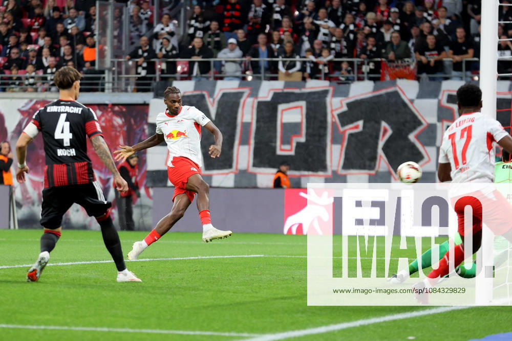Fussball 1.Bundesliga, RB Leipzig - Eintracht Frankfurt v.l. Ezechiel Banzuzi (RB Leipzig) Torschuetze, erzielt das Tor, Treffer, scores the goal 1:0 Leipzig