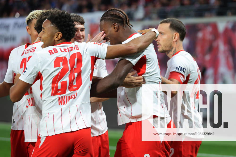 Fussball 1.Bundesliga, RB Leipzig - Eintracht Frankfurt v.l. Torjubel nach dem Tor zum celebrating the goal celebrate 1:0 durch Ezechiel Banzuzi (RB Leipzig) Leipzig
