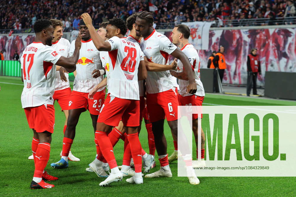 Fussball 1.Bundesliga, RB Leipzig - Eintracht Frankfurt v.l. Torjubel nach dem Tor zum celebrating the goal celebrate 1:0 durch Ezechiel Banzuzi (RB Leipzig) Leipzig