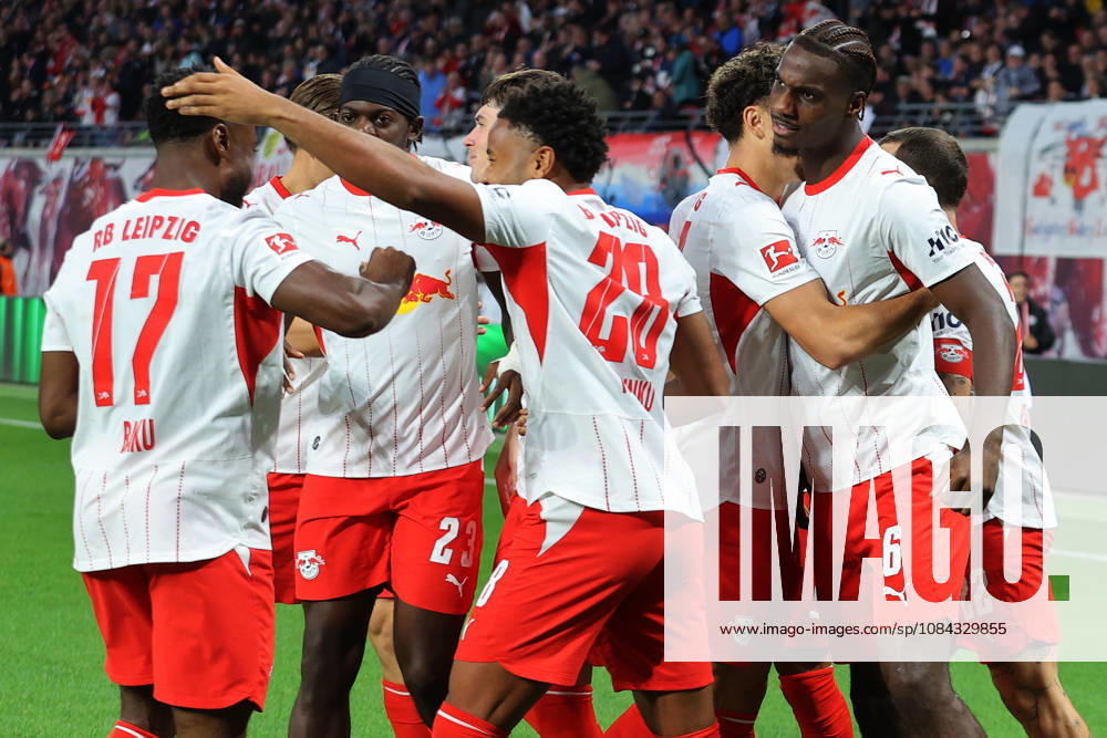 Fussball 1.Bundesliga, RB Leipzig - Eintracht Frankfurt v.l. Torjubel nach dem Tor zum celebrating the goal celebrate 1:0 durch Ezechiel Banzuzi (RB Leipzig) Leipzig