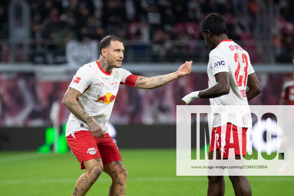 1. Fußball Bundesliga: RB Leipzig - Eintracht Frankfurt; 10.10.2026 Kapitän David Raum (22, RB Leipzig) mit Tipps für Castello Lukeba (23, RB Leipzig). LEIPZIG, DEUTSCHLAND - OCTOBER 10: Bundesliga-Spiel RB Leipzig - Eintracht Frankfurt in der Red Bull Arena am 5. Spieltag der 1. Bundesliga am October 10, 2026 in Leipzig, Deutschland. DFL REGULATIONS PROHIBIT ANY USE OF PHOTOGRAPHS AS IMAGE SEQUENCES AND OR QUASI-VIDEO.