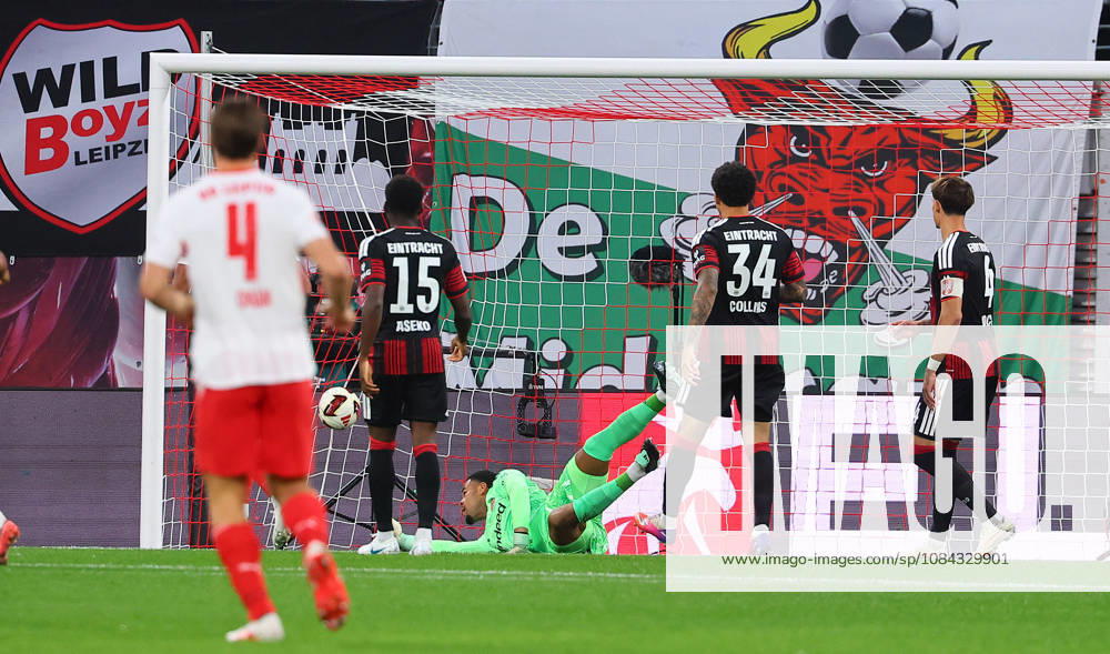 RB Leipzig - Frankfurt Bundesliga Leipzig, 10.10.2026, Red Bull Arena, Fussball, Bundesliga, Spieltag 5 , RB Leipzig vs. SG Eintracht Frankfurt , Tor für Leipzig. Im Bild: Torwart Noah Atubolu ( 1, Frankfurt) kassiert das 1:0 durch Torschütze Ezechiel Banzuzi (6, RB Leipzig,nicht im Bild) ,