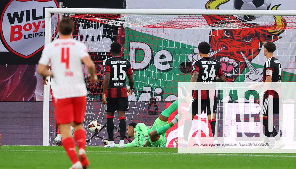 RB Leipzig - Frankfurt Bundesliga Leipzig, 10.10.2026, Red Bull Arena, Fussball, Bundesliga, Spieltag 5 , RB Leipzig vs. SG Eintracht Frankfurt , Tor für Leipzig. Im Bild: Torwart Noah Atubolu ( 1, Frankfurt) kassiert das 1:0 durch Torschütze Ezechiel Banzuzi (6, RB Leipzig,nicht im Bild) ,