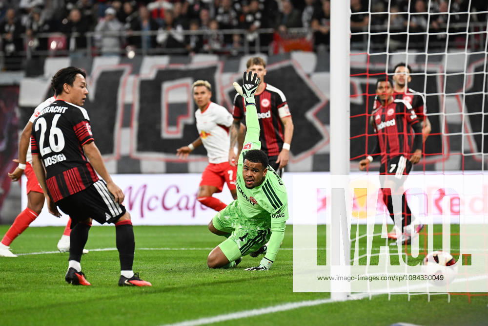Fußball I Herren I Saison 2026-2027 I Bundesliga I 5. Spieltag I RB Leipzig - Eintracht Frankfurt I 10.10.2026 2. Tor für RB Leipzig, Keita Kosugi (26, Eintracht Frankfurt) und Noah Atubolu (1, Eintracht Frankfurt) schauen dem Ball hinterher, wie er im Tor einschlägt Leipzig Red Bull Arena Sachsen Deutschland