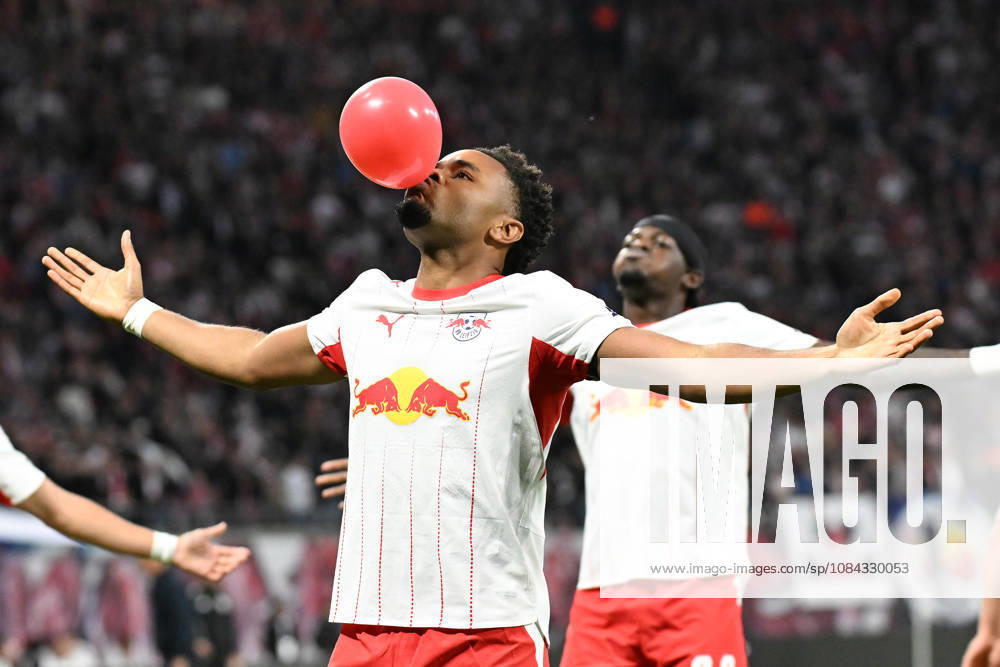 Fußball I Herren I Saison 2026-2027 I Bundesliga I 5. Spieltag I RB Leipzig - Eintracht Frankfurt I 10.10.2026 Torjubel Christopher Nkunku (28, RB Leipzig) mit rotem Ballon Freisteller, Nahaufnahme, Porträt, Portrait, Einzelfoto, Einzelbild, Körper Leipzig Red Bull Arena Sachsen Deutschland