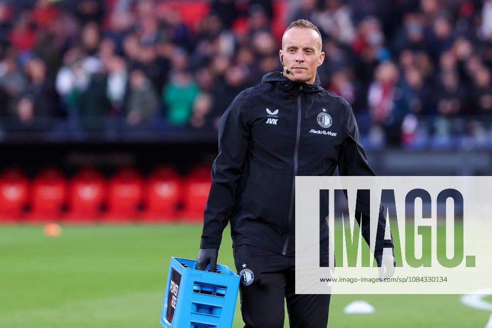 2026-10-10 Feyenoord v AZ Alkmaar - Dutch Eredivisie ROTTERDAM, NETHERLANDS - OCTOBER 10: Warming up of Physiotherapist Jasper van Kempen of Feyenoord during the Dutch Eredivisie match between Feyenoord and AZ Alkmaar at Stadion Feijenoord on October 10, 2026 in Rotterdam, Netherlands. Rotterdam Stadion Feijenoord Netherlands Content not available for redistribution in The Netherlands directly or indirectly through any third parties.