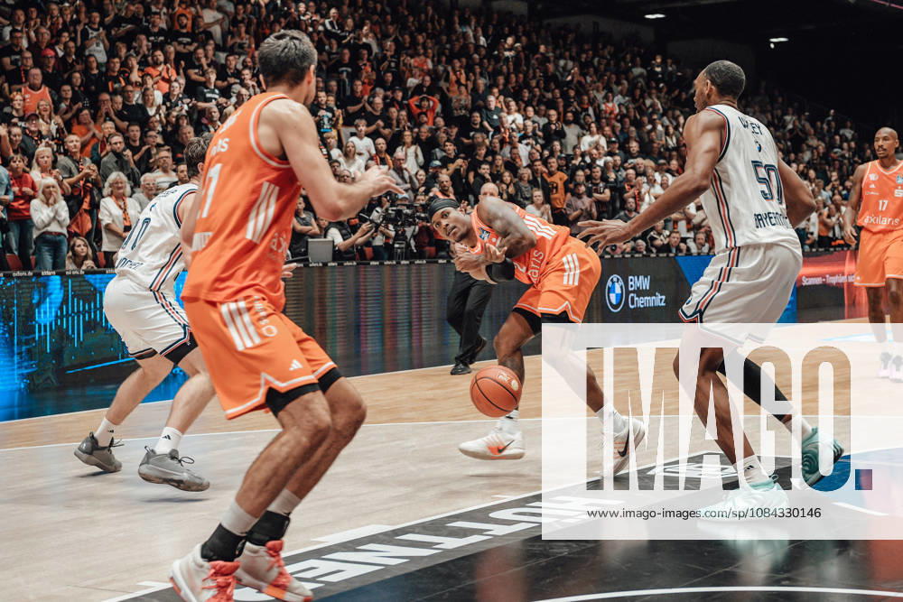 EasyCredit Basketball Bundesliga, 5. Spieltag, Niners Chemnitz -Bayern München 10.10.2026 ab 16:00 Uhr Chemnitz, Chemnitz Arena Im Foto: 02 Stefan Smith, 50 Austin Wiley, 21 Mateo Seric easyCredit Basketball Bundesliga, 5. Spieltag, Niners Chemnitz - Bayern München Chemnitz Sachsen Deutschland