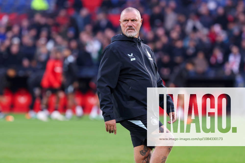 2026-10-10 Feyenoord v AZ Alkmaar - Dutch Eredivisie ROTTERDAM, NETHERLANDS - OCTOBER 10: Warming up of Assistent coach John de Wolf of Feyenoord during the Dutch Eredivisie match between Feyenoord and AZ Alkmaar at Stadion Feijenoord on October 10, 2026 in Rotterdam, Netherlands. Rotterdam Stadion Feijenoord Netherlands Content not available for redistribution in The Netherlands directly or indirectly through any third parties.