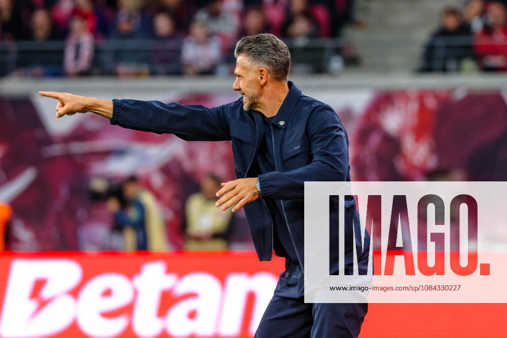 Martin Demichelis (RB Leipzig, Cheftrainer) gibt Anweisungen, gestikuliert, GER, RB Leipzig vs. Eintracht Frankfurt, Fussball, 1. Bundesliga Herren, 5. Spieltag, Spielzeit 2026 2027, 10.10.2026 DFL regulations prohibit any use of photographs as image sequences and or quasi-video. GER, RB Leipzig vs. Eintracht Frankfurt, Fussball, 1. Bundesliga Herren, 5. Spieltag, Spielzeit 2026 2027, 10.10.2026 Leipzig