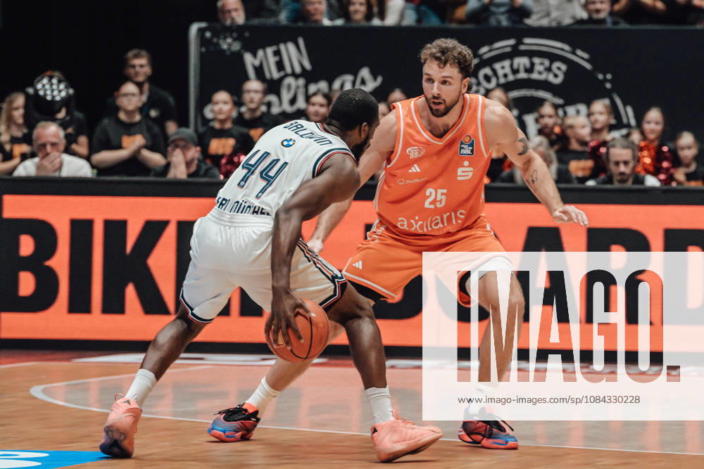 EasyCredit Basketball Bundesliga, 5. Spieltag, Niners Chemnitz -Bayern München 10.10.2026 ab 16:00 Uhr Chemnitz, Chemnitz Arena Im Foto: 44 Kamar Baldwin, 25 Ben Burnham easyCredit Basketball Bundesliga, 5. Spieltag, Niners Chemnitz - Bayern München Chemnitz Sachsen Deutschland