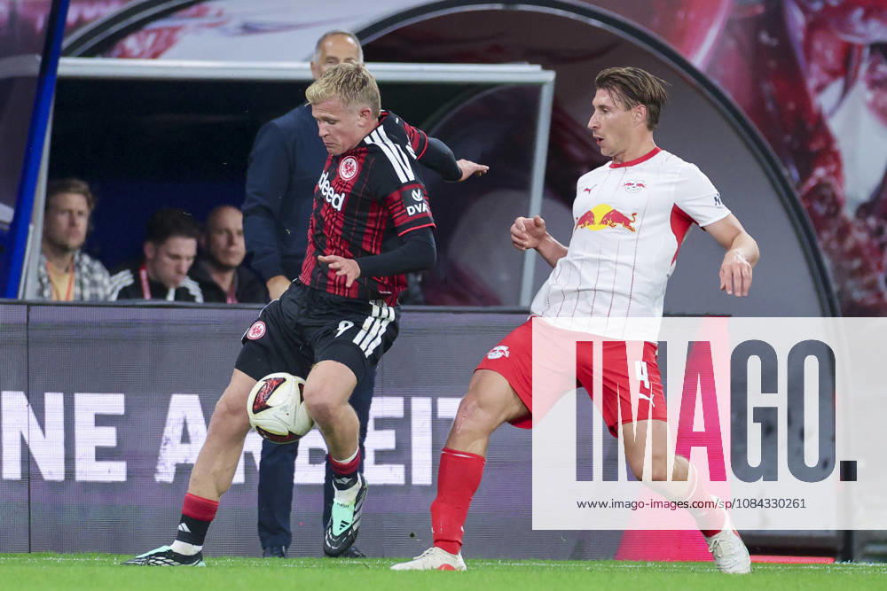 Jonathan Burkardt (Eintracht Frankfurt) und Willi Orban (RB Leipzig) kaempfen um den Ball waehrend des spiels der 1. Bundesliga zwischen RB Leipzig und Eintracht Frankfurt, Red Bull Arena am 10. October 2026 in Leipzig, Deutschland. (Foto von Marco Steinbrenner DeFodi Images) +++ Jonathan Burkardt (Eintracht Frankfurt) und Willi Orban (RB Leipzig) battle for the ball during the Bundesliga match between RB Leipzig and Eintracht Frankfurt at Red Bull Arena on October 10, 2026 in Leipzig, Germany. (Photo by Marco Steinbrenner DeFodi Images) DFB DFL REGULATIONS PROHIBIT ANY USE OF PHOTOGRAPHS AS IMAGE SEQUENCES AND OR QUASI-VIDEO. (Photo by Marco Steinbrenner DeFodi Images) -