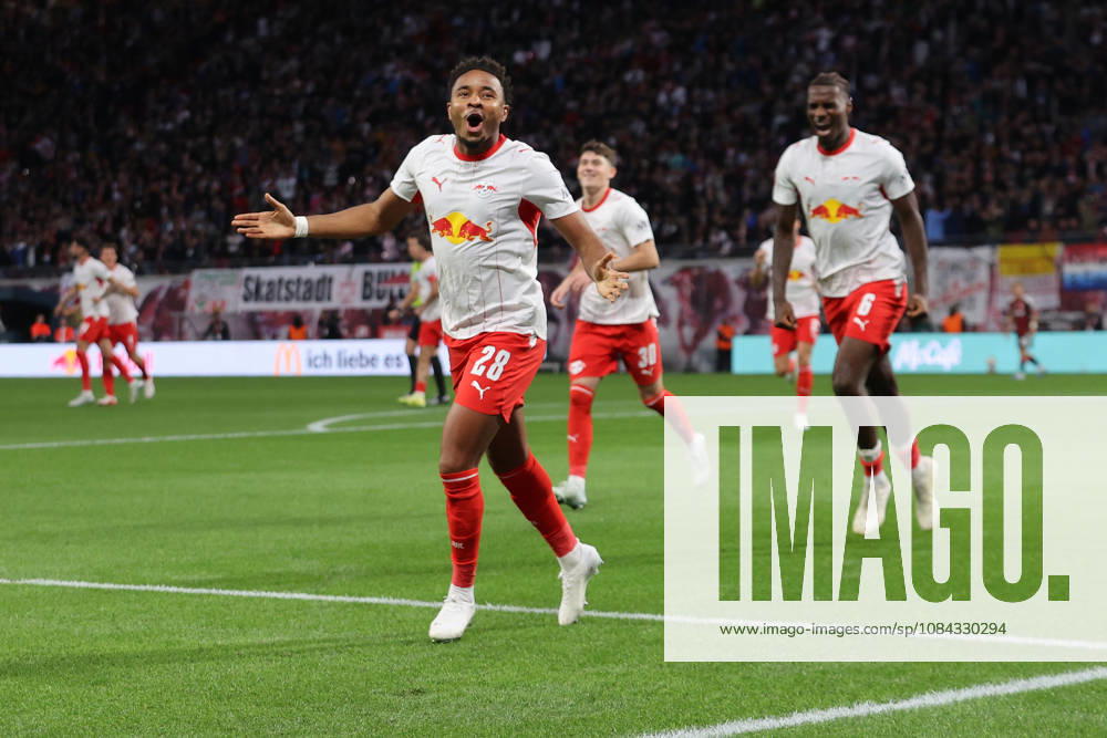 Fussball 1.Bundesliga, RB Leipzig - Eintracht Frankfurt v.l. Torjubel nach dem Tor zum celebrating the goal celebrate 2:0 durch Christopher Nkunku (RB Leipzig) Leipzig