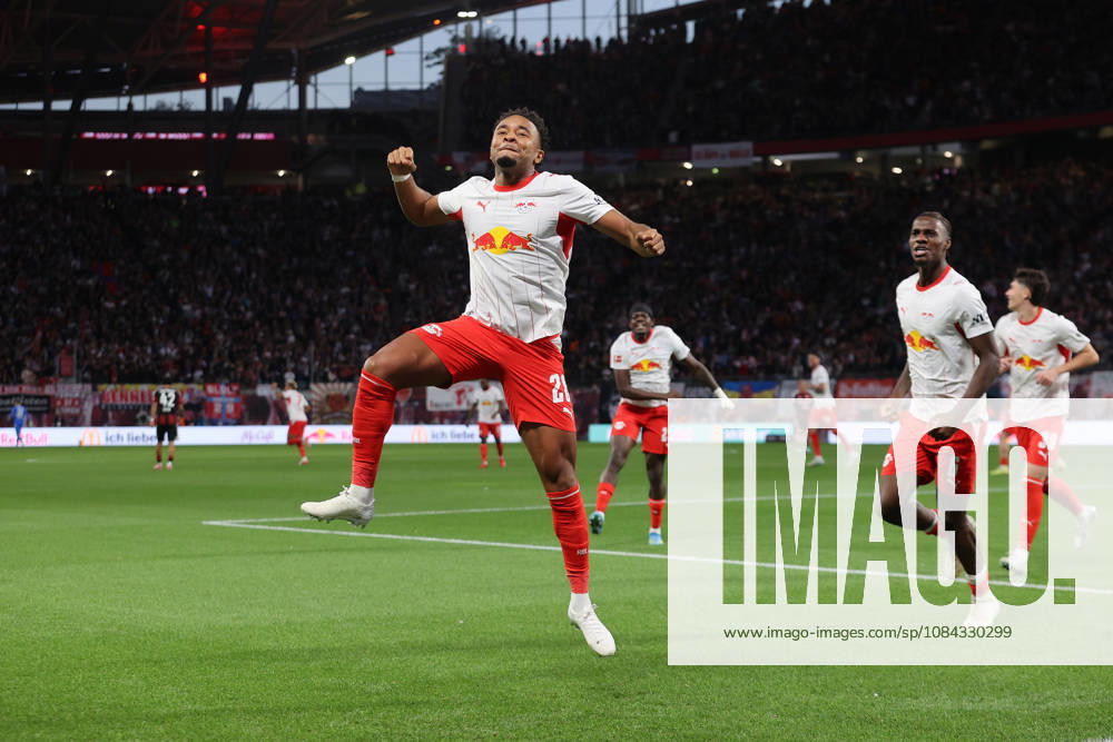 Fussball 1.Bundesliga, RB Leipzig - Eintracht Frankfurt v.l. Torjubel nach dem Tor zum celebrating the goal celebrate 2:0 durch Christopher Nkunku (RB Leipzig) Leipzig