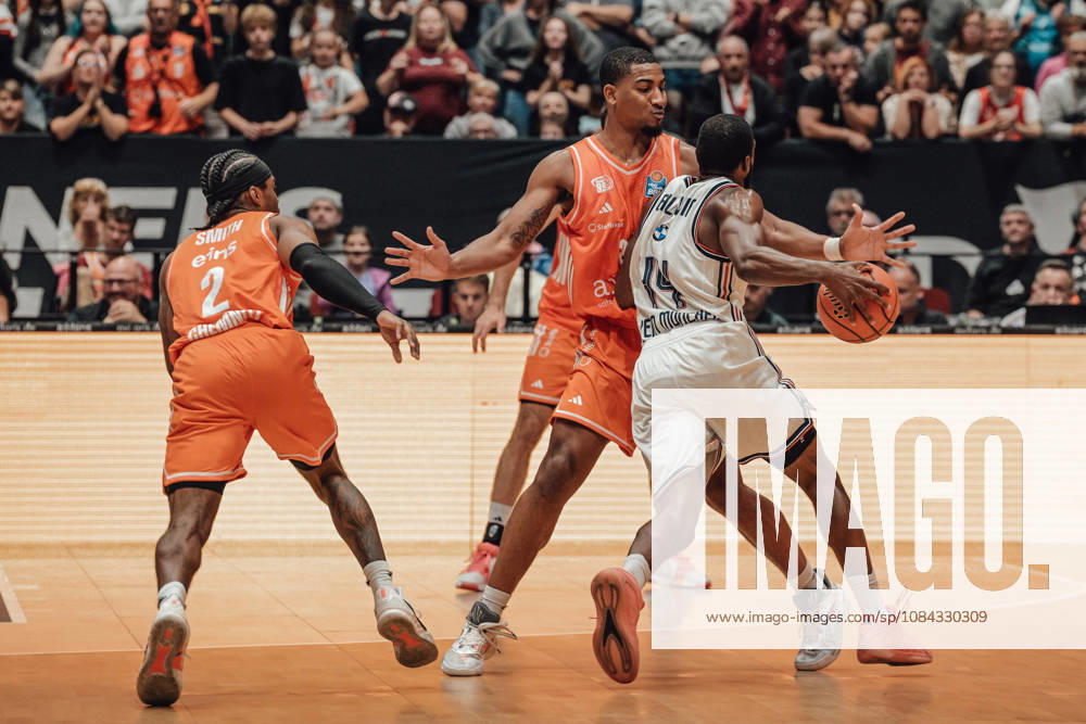 EasyCredit Basketball Bundesliga, 5. Spieltag, Niners Chemnitz -Bayern München 10.10.2026 ab 16:00 Uhr Chemnitz, Chemnitz Arena Im Foto: 02 Stefan Smith, 22 Nighaeal Ceaser, easyCredit Basketball Bundesliga, 5. Spieltag, Niners Chemnitz - Bayern München Chemnitz Sachsen Deutschland