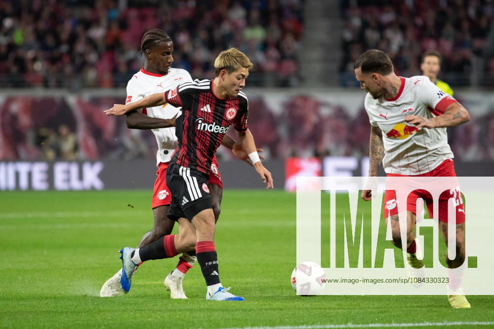 1. Fußball Bundesliga: RB Leipzig - Eintracht Frankfurt; 10.10.2026 Ritsu Doan (20, Eintracht Frankfurt) vor Ezechiel Banzuzi (6, RB Leipzig). LEIPZIG, DEUTSCHLAND - OCTOBER 10: Bundesliga-Spiel RB Leipzig - Eintracht Frankfurt in der Red Bull Arena am 5. Spieltag der 1. Bundesliga am October 10, 2026 in Leipzig, Deutschland. DFL REGULATIONS PROHIBIT ANY USE OF PHOTOGRAPHS AS IMAGE SEQUENCES AND OR QUASI-VIDEO.