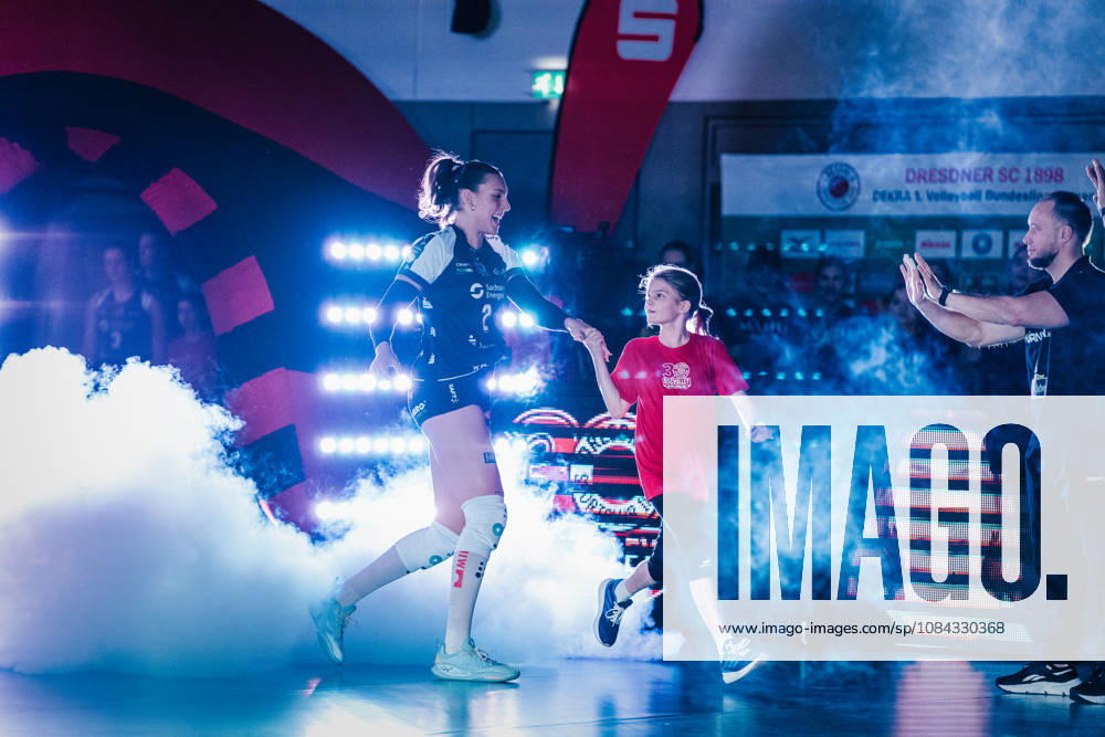 Im Bild: Spielereinlauf Raeven Chase (2, Dresdner SC) 10.10.2026, Dresdner SC - Allianz MTV Stuttgart, DEKRA 1. Bundesliga Frauen, Volleyball, Deutschland, Dresden, Cyberport Arena