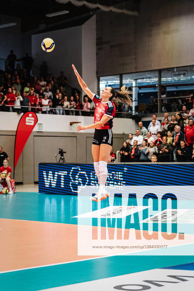 Im Bild: Aufschlag Karolina FriÄova (15, MTV Stuttgart) 10.10.2026, Dresdner SC - Allianz MTV Stuttgart, DEKRA 1. Bundesliga Frauen, Volleyball, Deutschland, Dresden, Cyberport Arena