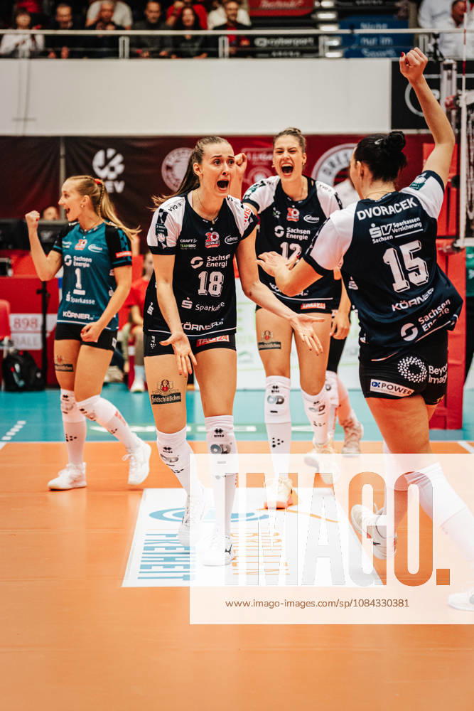 Im Bild: Jubel nach Punkt bei Dresdner SC Sarah Straube (18, Dresdner SC), Mette Pfeffer (12, Dresdner SC), Maia Dvoracek (15, Dresdner SC) 10.10.2026, Dresdner SC - Allianz MTV Stuttgart, DEKRA 1. Bundesliga Frauen, Volleyball, Deutschland, Dresden, Cyberport Arena