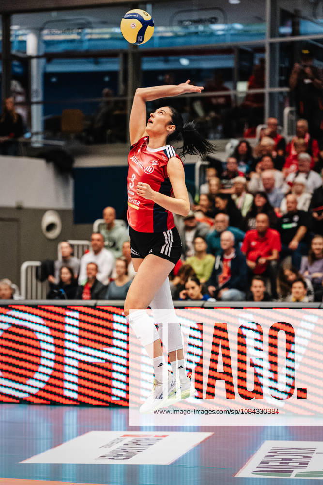 Im Bild: Aufschlag Jasmine Gross (3, MTV Stuttgart) 10.10.2026, Dresdner SC - Allianz MTV Stuttgart, DEKRA 1. Bundesliga Frauen, Volleyball, Deutschland, Dresden, Cyberport Arena