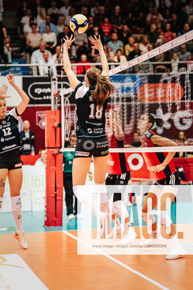 Im Bild: Zuspiel durch Sarah Straube (18, Dresdner SC) 10.10.2026, Dresdner SC - Allianz MTV Stuttgart, DEKRA 1. Bundesliga Frauen, Volleyball, Deutschland, Dresden, Cyberport Arena