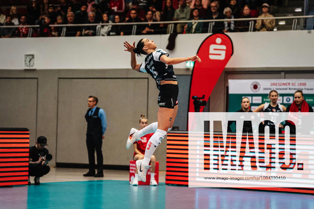 Im Bild: Aufschlag Maia Dvoracek (15, Dresdner SC) 10.10.2026, Dresdner SC - Allianz MTV Stuttgart, DEKRA 1. Bundesliga Frauen, Volleyball, Deutschland, Dresden, Cyberport Arena