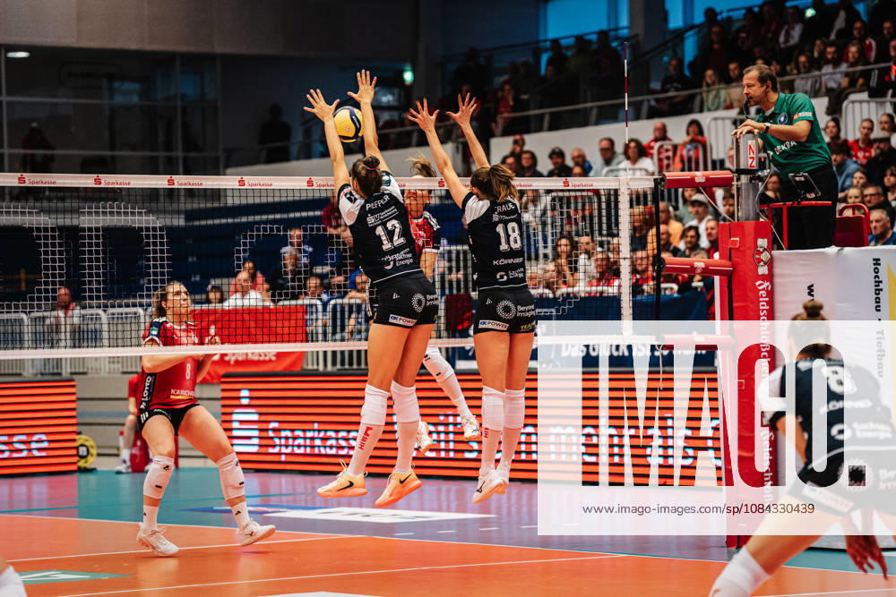 Im Bild: Block durch Sarah Straube (18, Dresdner SC) und Mette Pfeffer (12, Dresdner SC) 10.10.2026, Dresdner SC - Allianz MTV Stuttgart, DEKRA 1. Bundesliga Frauen, Volleyball, Deutschland, Dresden, Cyberport Arena