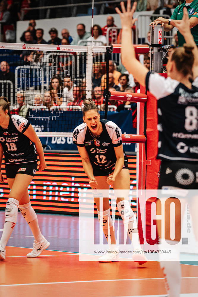 Im Bild: Mette Pfeffer (12, Dresdner SC) machte einen Punkt 10.10.2026, Dresdner SC - Allianz MTV Stuttgart, DEKRA 1. Bundesliga Frauen, Volleyball, Deutschland, Dresden, Cyberport Arena