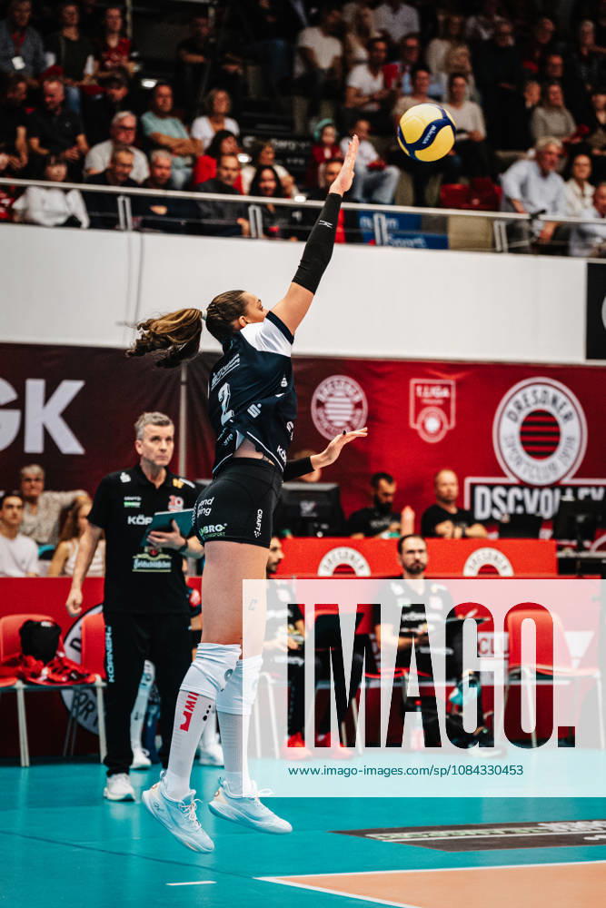 Im Bild: Aufschlag durch Raeven Chase (2, Dresdner SC) 10.10.2026, Dresdner SC - Allianz MTV Stuttgart, DEKRA 1. Bundesliga Frauen, Volleyball, Deutschland, Dresden, Cyberport Arena