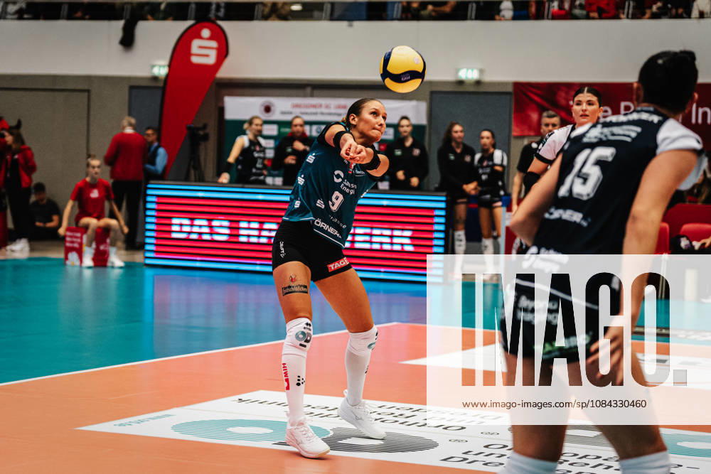 Im Bild: Annahme durch Emilia Schaarschmidt (9, Dresdner SC) 10.10.2026, Dresdner SC - Allianz MTV Stuttgart, DEKRA 1. Bundesliga Frauen, Volleyball, Deutschland, Dresden, Cyberport Arena