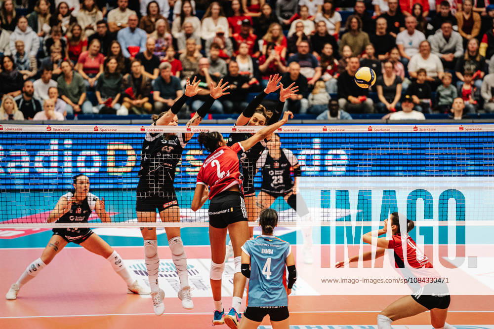 Im Bild: Block durch Mette Pfeffer (12, Dresdner SC) 10.10.2026, Dresdner SC - Allianz MTV Stuttgart, DEKRA 1. Bundesliga Frauen, Volleyball, Deutschland, Dresden, Cyberport Arena