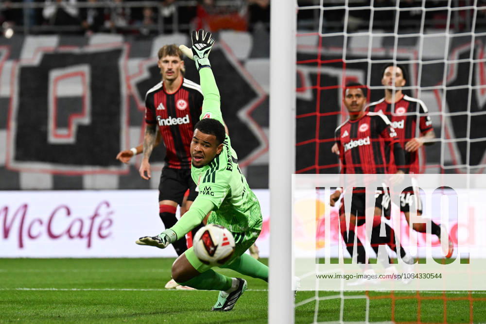 Fußball I Herren I Saison 2026-2027 I Bundesliga I 5. Spieltag I RB Leipzig - Eintracht Frankfurt I 10.10.2026 Noah Atubolu (1, Eintracht Frankfurt) lässt den Ball zum 2. Tor für RB Leipzig passieren Freisteller, Nahaufnahme, Porträt, Portrait, Einzelfoto, Einzelbild, Körper Leipzig Red Bull Arena Sachsen Deutschland