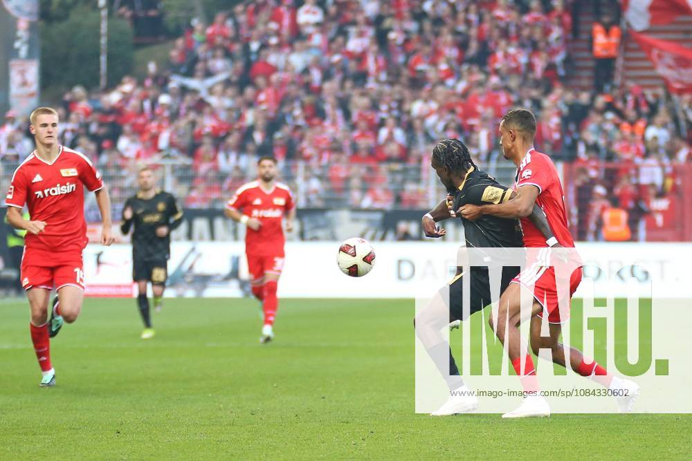 Berlin, Deutschland, 10.10.2026: Stadion Alte Försterei: 5. Spieltag, Saison 2026 27, 1. Fußball-Bundesliga: Union Berlin - SV Elversberg: Noel Futkeu (09, SV Elversberg) im Duell mit Felix Uduokhai (2, Union Berlin)