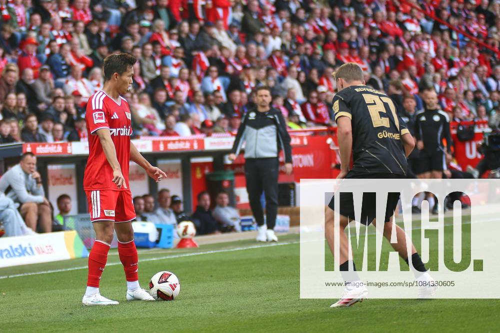 Berlin, Deutschland, 10.10.2026: Stadion Alte Försterei: 5. Spieltag, Saison 2026 27, 1. Fußball-Bundesliga: Union Berlin - SV Elversberg: Woo-yeong Jeong (11, Union Berlin) im Duell mit Lasse Günther (21, SV Elversberg)