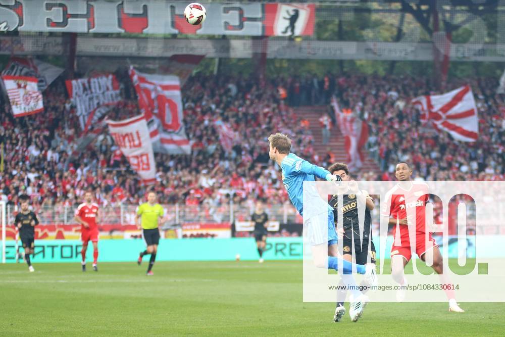 Berlin, Deutschland, 10.10.2026: Stadion Alte Försterei: 5. Spieltag, Saison 2026 27, 1. Fußball-Bundesliga: Union Berlin - SV Elversberg: Frederik Rönnow (1, Union Berlin) köpft den Ball vor Noah Darvich (10, SV Elversberg) und Felix Uduokhai (2, Union Berlin) weg