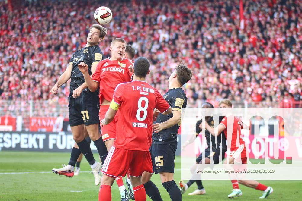 Berlin, Deutschland, 10.10.2026: Stadion Alte Försterei: 5. Spieltag, Saison 2026 27, 1. Fußball-Bundesliga: Union Berlin - SV Elversberg: Maximilian Rohr (31, SV Elversberg) im Kopfballduell mit Tom Rothe (15, Union Berlin), daneben Rani Khedira (8, Union Berlin), Lukas Petkov (25, SV Elversberg), Noel Futkeu (09, SV Elversberg) und András Schäfer (13, Union Berlin)