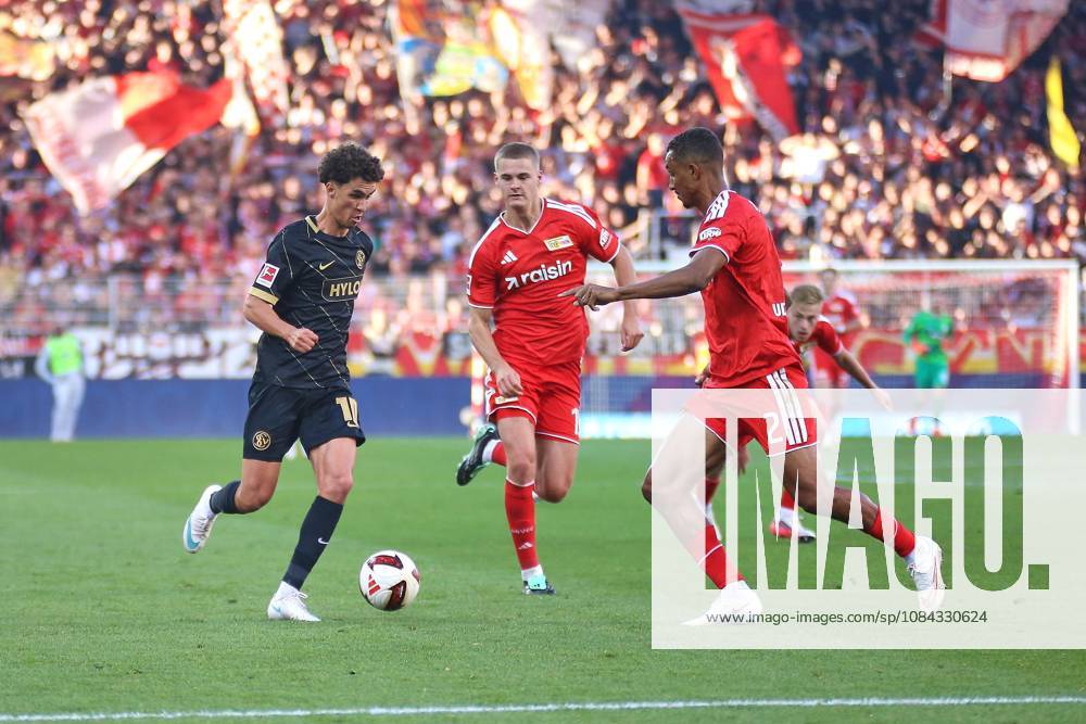 Berlin, Deutschland, 10.10.2026: Stadion Alte Försterei: 5. Spieltag, Saison 2026 27, 1. Fußball-Bundesliga: Union Berlin - SV Elversberg: Noah Darvich (10, SV Elversberg) dribbelt verfolgt von Tom Rothe (15, Union Berlin) auf Felix Uduokhai (2, Union Berlin) zu
