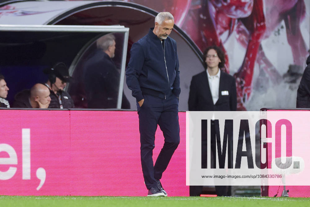 Trainer Adi Huetter (Eintracht Frankfurt) schaut enttaeuscht waehrend des spiels der 1. Bundesliga zwischen RB Leipzig und Eintracht Frankfurt, Red Bull Arena am 10. October 2026 in Leipzig, Deutschland. (Foto von Marco Steinbrenner DeFodi Images) +++ Trainer Adi Huetter (Eintracht Frankfurt) looks dejected during the Bundesliga match between RB Leipzig and Eintracht Frankfurt at Red Bull Arena on October 10, 2026 in Leipzig, Germany. (Photo by Marco Steinbrenner DeFodi Images) DFB DFL REGULATIONS PROHIBIT ANY USE OF PHOTOGRAPHS AS IMAGE SEQUENCES AND OR QUASI-VIDEO. (Photo by Marco Steinbrenner DeFodi Images) -