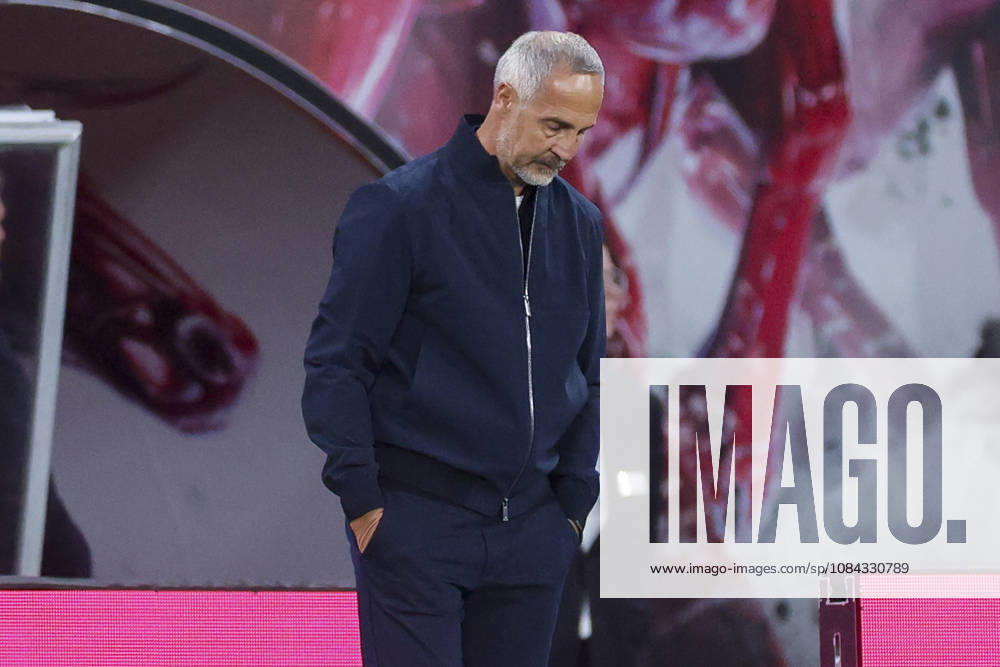 Trainer Adi Huetter (Eintracht Frankfurt) schaut enttaeuscht waehrend des spiels der 1. Bundesliga zwischen RB Leipzig und Eintracht Frankfurt, Red Bull Arena am 10. October 2026 in Leipzig, Deutschland. (Foto von Marco Steinbrenner DeFodi Images) +++ Trainer Adi Huetter (Eintracht Frankfurt) looks dejected during the Bundesliga match between RB Leipzig and Eintracht Frankfurt at Red Bull Arena on October 10, 2026 in Leipzig, Germany. (Photo by Marco Steinbrenner DeFodi Images) DFB DFL REGULATIONS PROHIBIT ANY USE OF PHOTOGRAPHS AS IMAGE SEQUENCES AND OR QUASI-VIDEO. (Photo by Marco Steinbrenner DeFodi Images) -