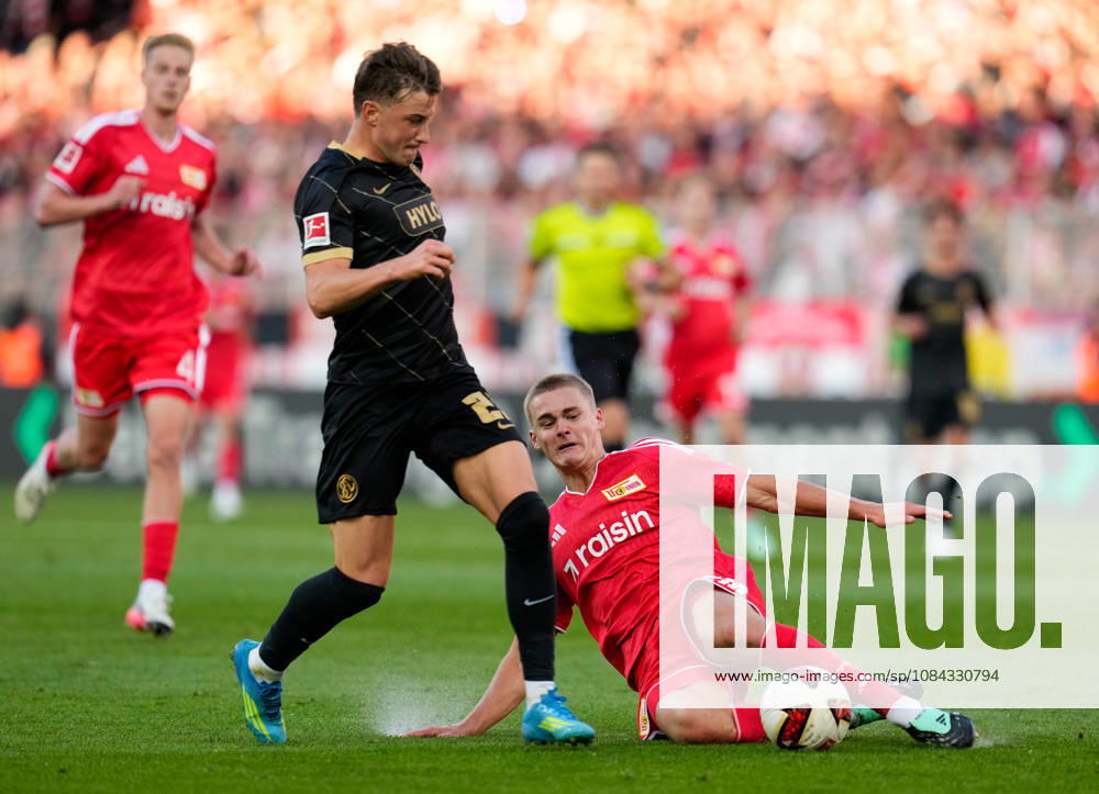 Tom Rothe (1. FC Union Berlin, 15) geht mit einer Graetsche gegen Lukas Petkov (SV Elversberg, 25) in den Zweikampf. GER, 1.FC Union Berlin vs SV Elversberg, 1. Bundesliga, 5. Spieltag, Saison 2026-27, Stadion An der Alten Foersterei, Berlin, 10.10.2026 DFL REGULATIONS PROHIBIT ANY USE OF PHOTOGRAPHS AS IMAGE SEQUENCES AND OR QUASI-VIDEO 1.FC Union Berlin vs SV Elversberg, 1. Bundesliga, 5. Spieltag, Saison 2026-27, 10.10.2026 Berlin
