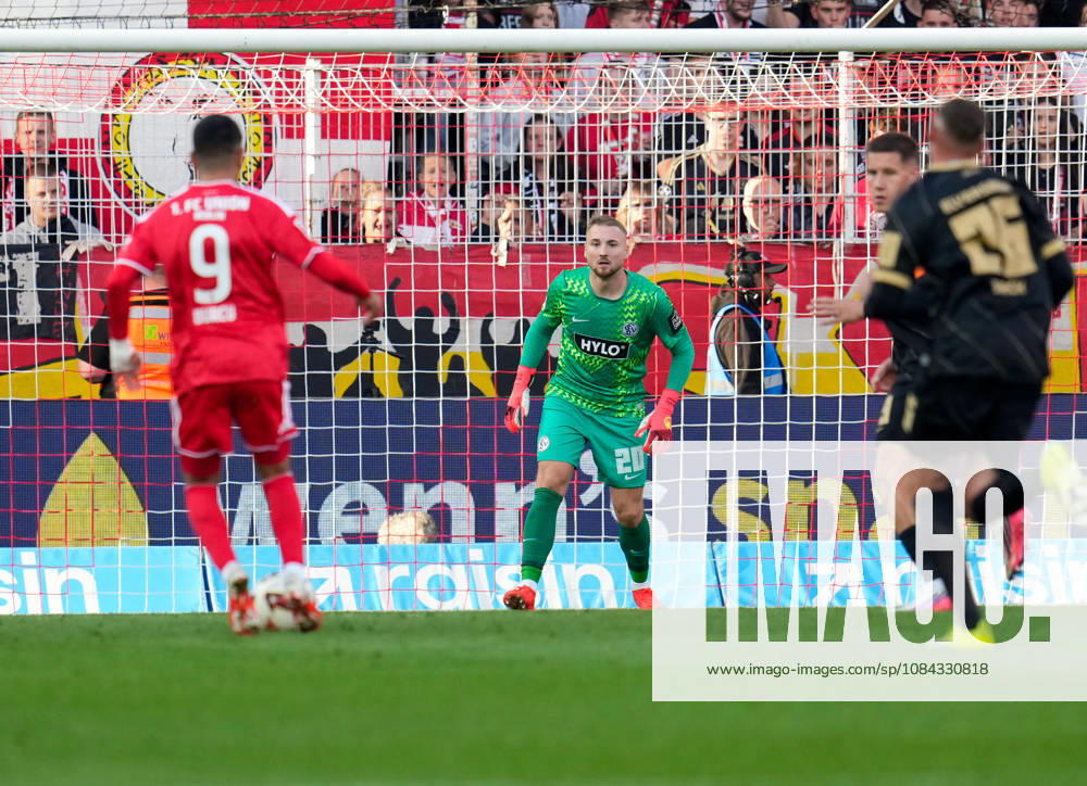 Nicolas Kristof (SV Elversberg, 20) wehrt einen Angriff von Livan Burcu (1. FC Union Berlin, 9) ab. GER, 1.FC Union Berlin vs SV Elversberg, 1. Bundesliga, 5. Spieltag, Saison 2026-27, Stadion An der Alten Foersterei, Berlin, 10.10.2026 DFL REGULATIONS PROHIBIT ANY USE OF PHOTOGRAPHS AS IMAGE SEQUENCES AND OR QUASI-VIDEO 1.FC Union Berlin vs SV Elversberg, 1. Bundesliga, 5. Spieltag, Saison 2026-27, 10.10.2026 Berlin