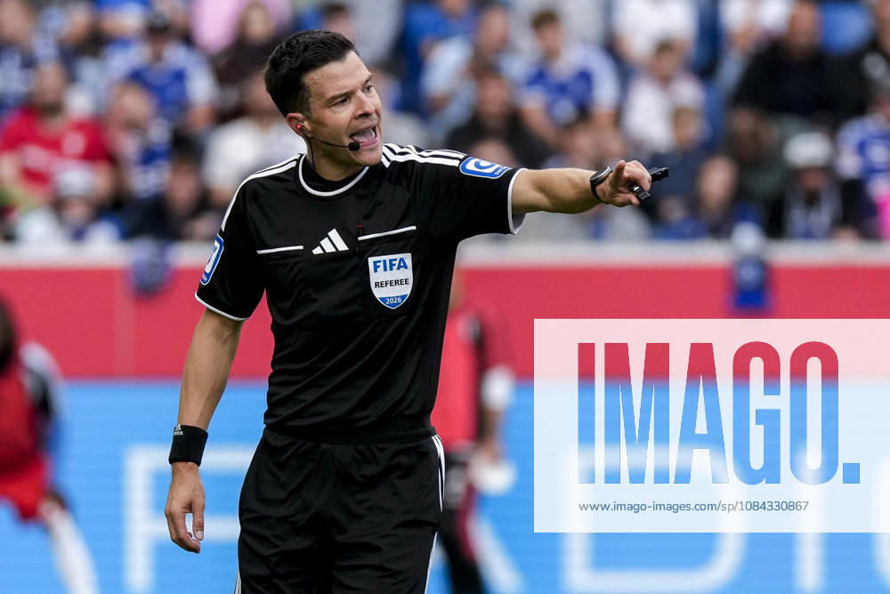 Harm Osmers (Schiedsrichter), gibt Anweisungen, gestikuliert, mit den Armen gestikulieren, Einzelbild, Einzelfoto, Aktion, Action, 10.10.2026, Sinsheim (Deutschland), Fussball, Bundesliga, TSG 1899 Hoffenheim - Hamburger SV, DFB DFL REGULATIONS PROHIBIT ANY USE OF PHOTOGRAPHS AS IMAGE SEQUENCES AND OR QUASI-VIDEO.