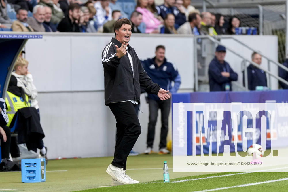 Merlin Polzin (Trainer, Cheftrainer, HSV), gibt Anweisungen, gestikuliert, mit den Armen gestikulieren, Freisteller, Ganzkörper, Einzelbild, Einzelfoto, Aktion, Action, am Spielfeldrand, an der Seitenauslinie, 10.10.2026, Sinsheim (Deutschland), Fussball, Bundesliga, TSG 1899 Hoffenheim - Hamburger SV, DFB DFL REGULATIONS PROHIBIT ANY USE OF PHOTOGRAPHS AS IMAGE SEQUENCES AND OR QUASI-VIDEO.