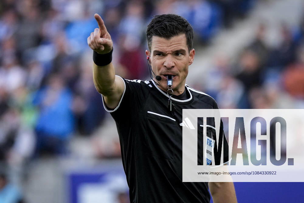 Harm Osmers (Schiedsrichter), gibt Anweisungen, gestikuliert, mit den Armen gestikulieren, Einzelbild, Einzelfoto, Aktion, Action, 10.10.2026, Sinsheim (Deutschland), Fussball, Bundesliga, TSG 1899 Hoffenheim - Hamburger SV, DFB DFL REGULATIONS PROHIBIT ANY USE OF PHOTOGRAPHS AS IMAGE SEQUENCES AND OR QUASI-VIDEO.