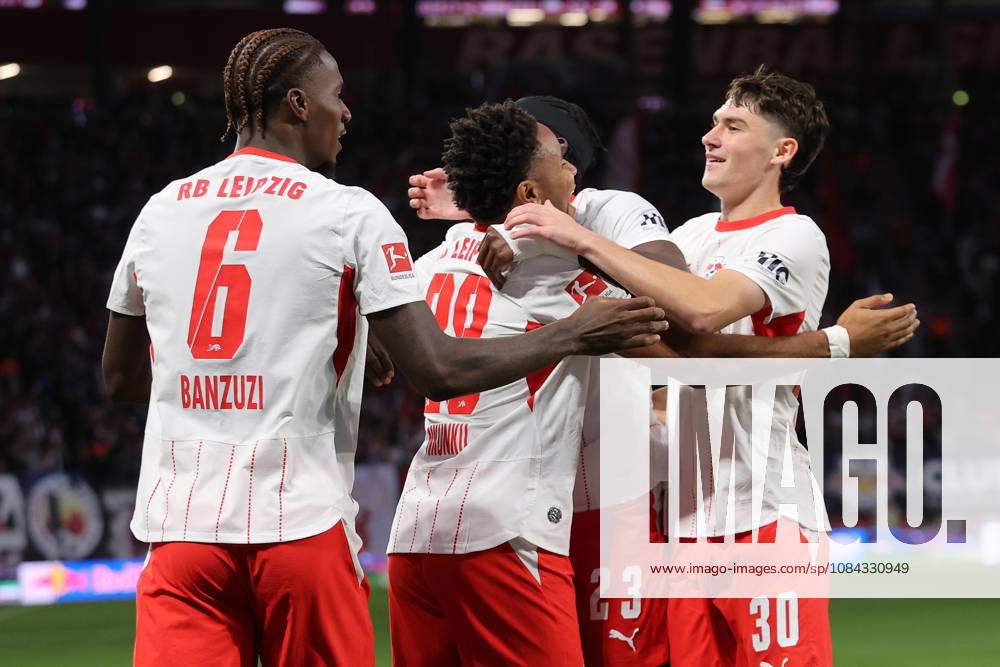 Fussball 1.Bundesliga, RB Leipzig - Eintracht Frankfurt v.l. Torjubel nach dem Tor zum celebrating the goal celebrate 2:0 durch Christopher Nkunku (RB Leipzig) Leipzig