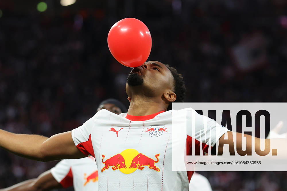 Fussball 1.Bundesliga, RB Leipzig - Eintracht Frankfurt v.l. Torjubel nach dem Tor zum celebrating the goal celebrate 2:0 durch Christopher Nkunku (RB Leipzig) Leipzig
