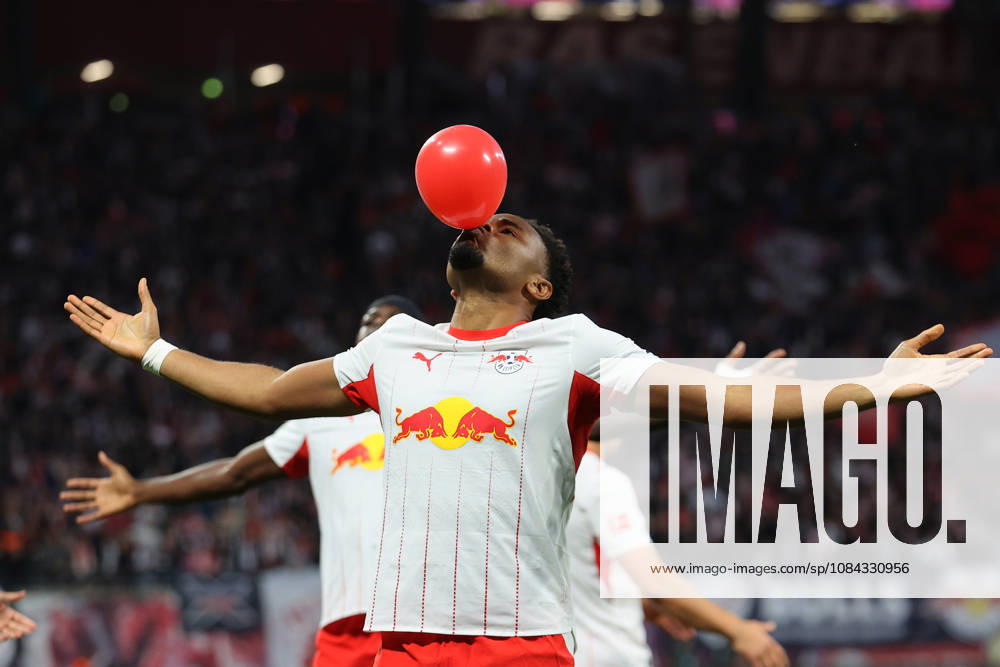 Fussball 1.Bundesliga, RB Leipzig - Eintracht Frankfurt v.l. Torjubel nach dem Tor zum celebrating the goal celebrate 2:0 durch Christopher Nkunku (RB Leipzig) Leipzig