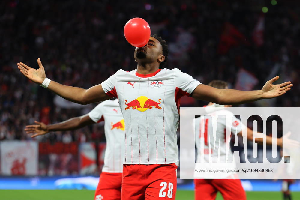 Fussball 1.Bundesliga, RB Leipzig - Eintracht Frankfurt v.l. Torjubel nach dem Tor zum celebrating the goal celebrate 2:0 durch Christopher Nkunku (RB Leipzig) Leipzig