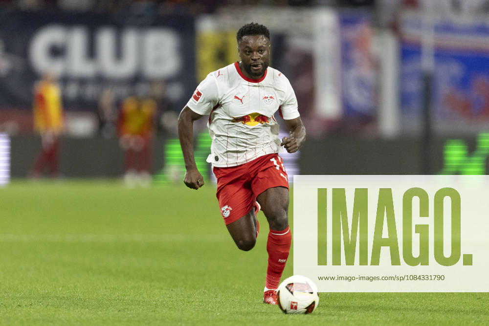 GER, Leipzig, Fussball, Bundesliga, 5. Spieltag, RB Leipzig vs. Eintracht Frankfurt im Bild v.l.: Ridle Baku (RB Leipzig 17), Aktion mit Ball 10.10.2026, Red-Bull Arena Leipzig DFL DFB REGULATIONS PROHIBIT ANY USE OF PHOTOGRAPHS AS IMAGE SEQUENCES AND OR QUASI-VIDEO, Leipzig Red-Bull Arena Sachsen Germany