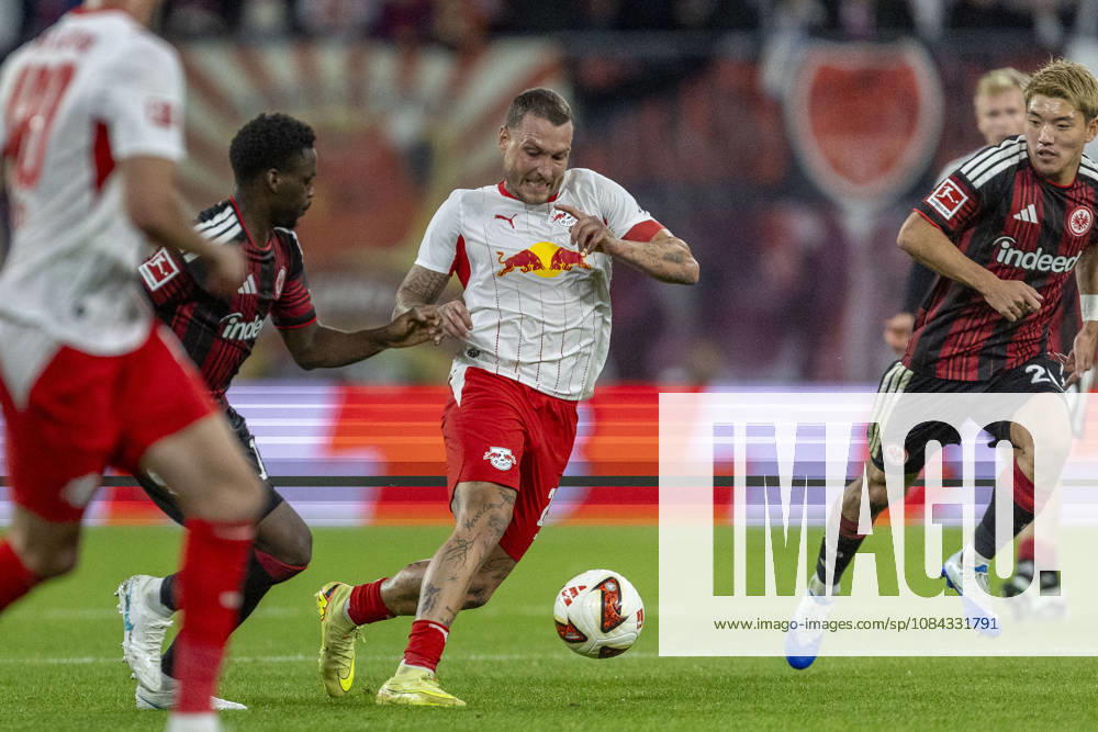GER, Leipzig, Fussball, Bundesliga, 5. Spieltag, RB Leipzig vs. Eintracht Frankfurt im Bild v.l.: Noel Aseko (Eintracht Frankfurt 15), David Raum (RB Leipzig 22), Zweikampf 10.10.2026, Red-Bull Arena Leipzig DFL DFB REGULATIONS PROHIBIT ANY USE OF PHOTOGRAPHS AS IMAGE SEQUENCES AND OR QUASI-VIDEO, Leipzig Red-Bull Arena Sachsen Germany