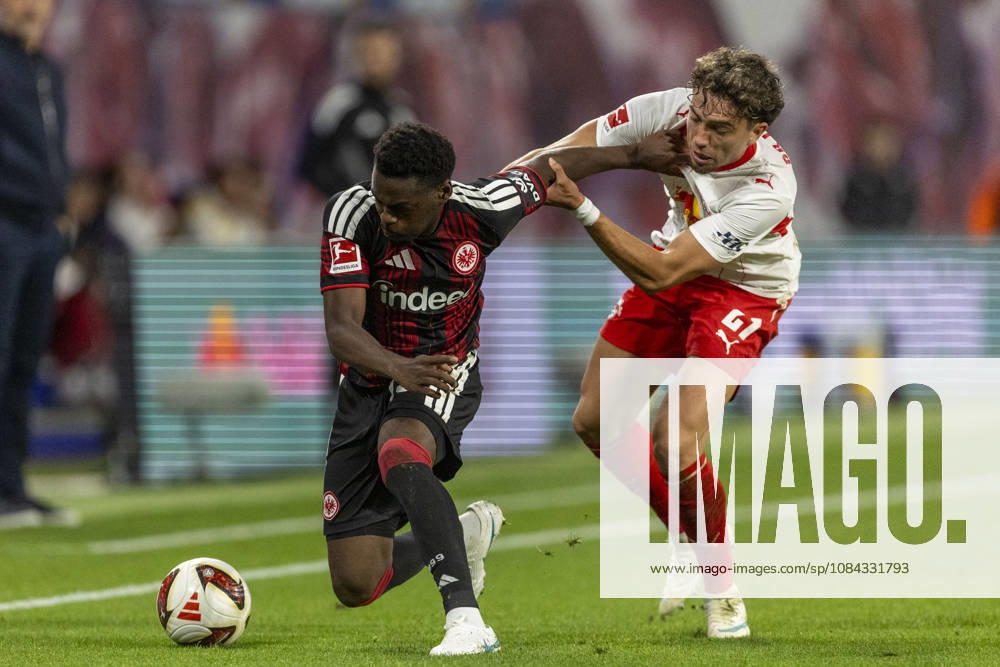GER, Leipzig, Fussball, Bundesliga, 5. Spieltag, RB Leipzig vs. Eintracht Frankfurt im Bild v.l.: Noel Aseko (Eintracht Frankfurt 15), Neil El Aynaoui (RB Leipzig 21), Zweikampf 10.10.2026, Red-Bull Arena Leipzig DFL DFB REGULATIONS PROHIBIT ANY USE OF PHOTOGRAPHS AS IMAGE SEQUENCES AND OR QUASI-VIDEO, Leipzig Red-Bull Arena Sachsen Germany